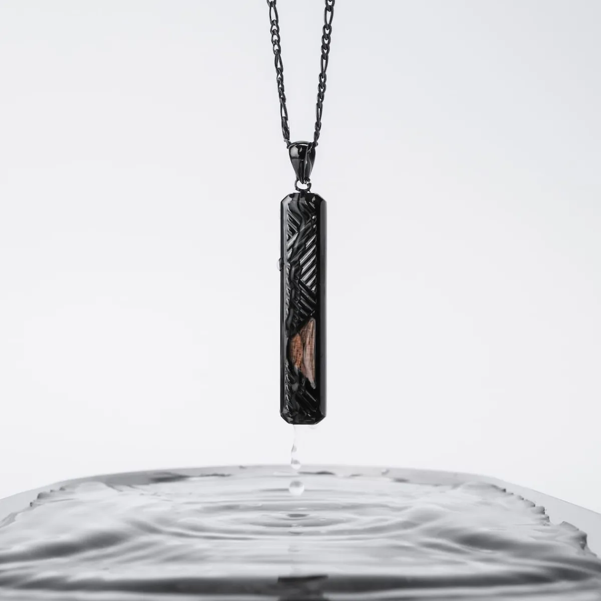 Holzkern Halsketten|Schmuck^DERIVATE HALSKETTE